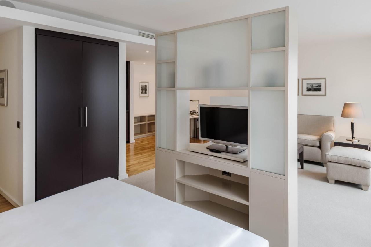 The Mandala Berlin, A Member Of Design Hotels ภายนอก รูปภาพ A sliding door