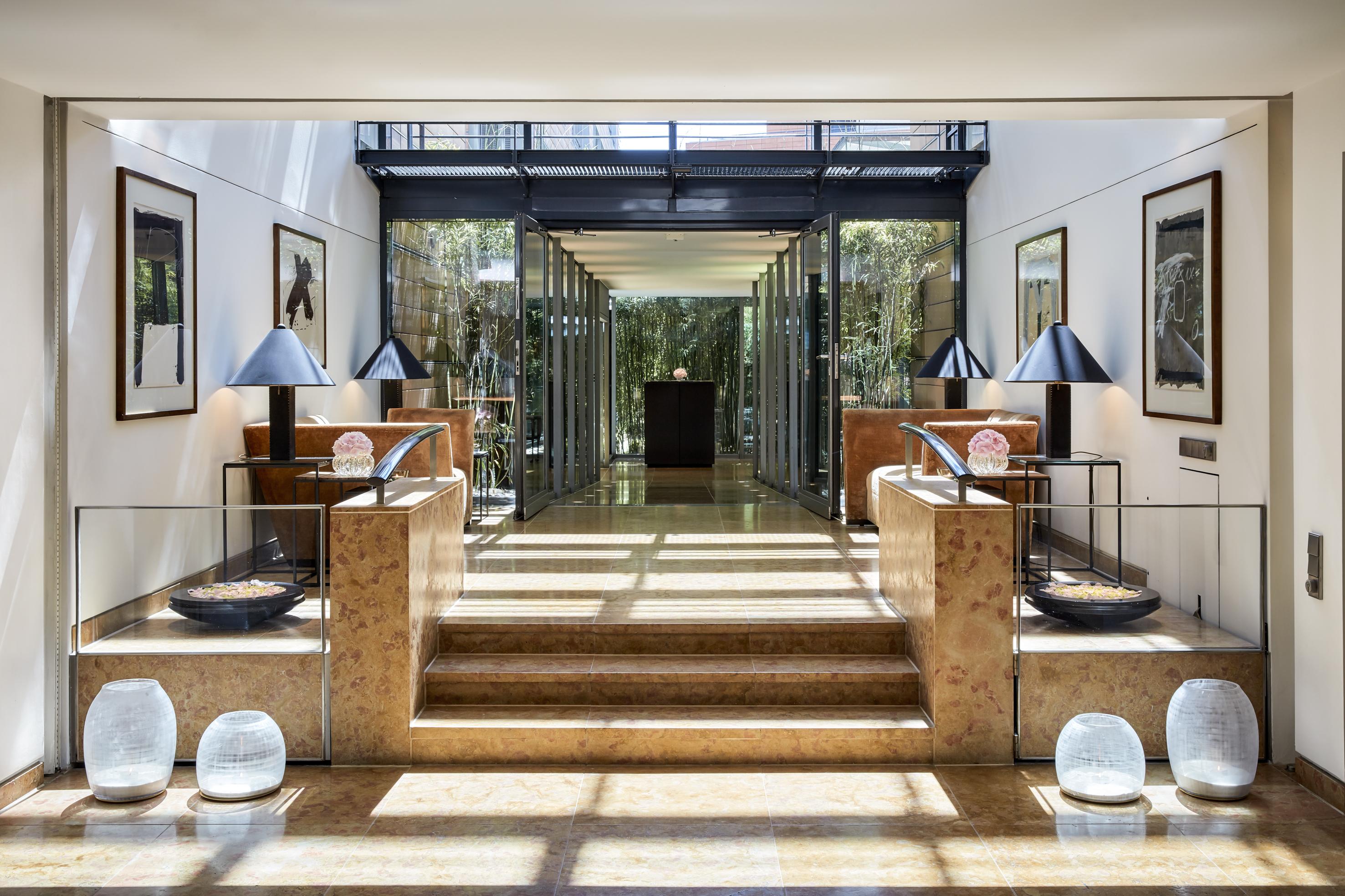 The Mandala Berlin, A Member Of Design Hotels ภายนอก รูปภาพ Entrance to the hotel