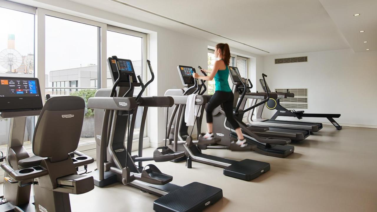 The Mandala Berlin, A Member Of Design Hotels ภายนอก รูปภาพ A woman on a cross trainer